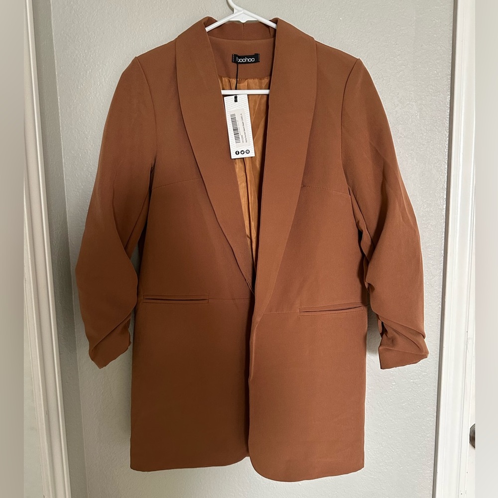 Boohoo brown boyfriend blazer. NWT. Size S.